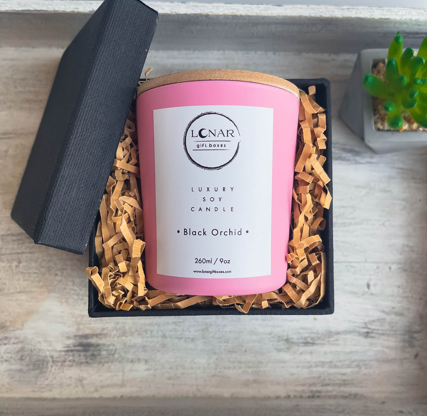 αρωματικό κερί σόγιας με ξυλινο φυτίλι ξύλινο καπακι σε ροζ γυαλινο δοχείο  